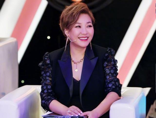 主持人李静罕晒近照,皮肤白皙紧致不似50岁,留短发气质出众