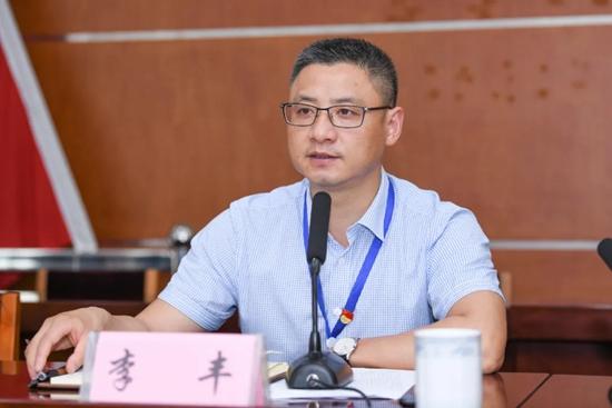 镇党委书记李丰讲话