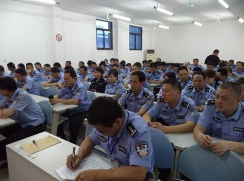 岳塘大队举办民警夜校培训