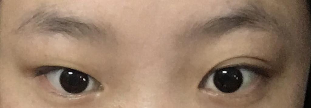 为什么这眉毛一高一低的,眼睛也是一大一小这样!为什么啊?