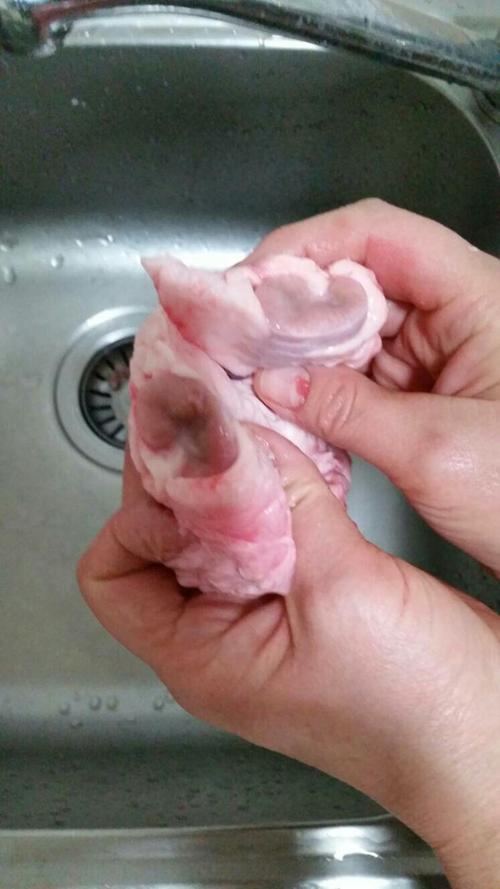 切牛肉时脂肪里面包着一块粗条半尺长粉红色状,类似瘦肉的东西是什么?