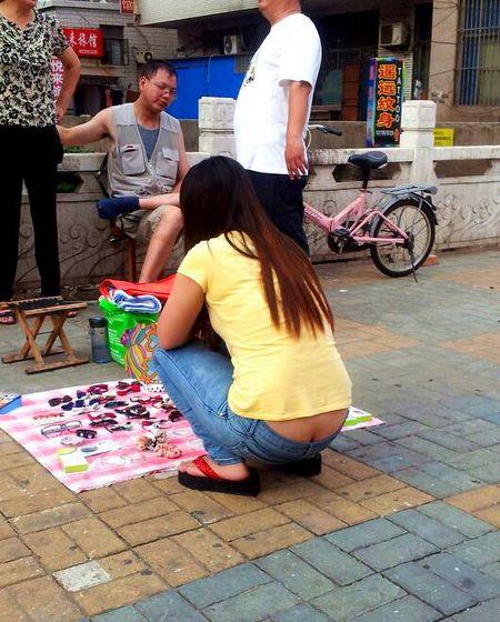 她自己裤子都快掉了为什么不提好,是感觉不到吗?