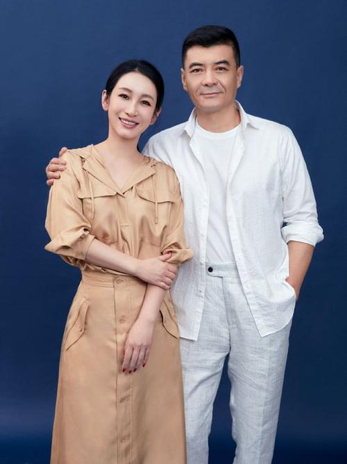 秦海璐庆生就穿着了一件衬衫,搭配上同色系的半身裙,被老公王新军半搂