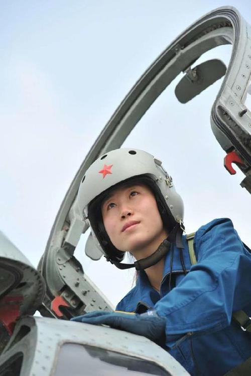 女飞行员吕品进入座舱准备升空