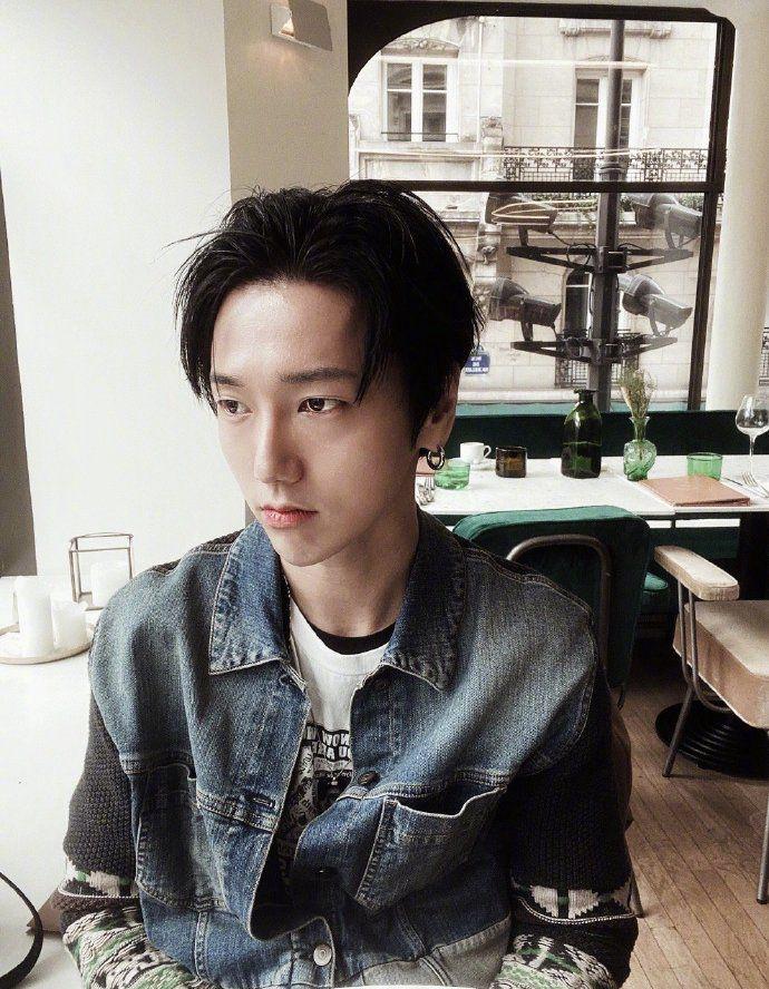 金钟云晒个人近照阳光明媚帅气可人