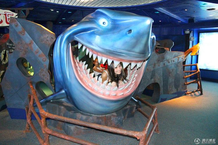 海底总动员真是一步老少咸宜的好电影,大家都喜欢,这个鲨鱼也是,我们