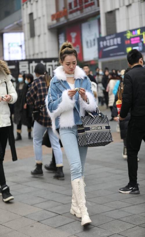 街拍冬季穿搭,小姐姐们毫无臃肿感,寒冷的季节充满女人味!