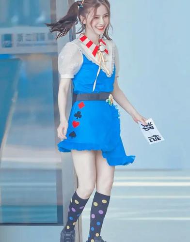 杨颖《奔跑吧》路透曝光,双马尾搭"幼儿裙",颜值上很是少女