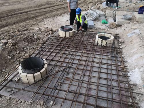 指导水泵接合器检查井盖板钢筋绑扎.