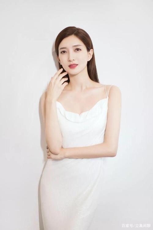 江疏影经典照片集锦 电影中饰演校花阮莞而为观众熟知