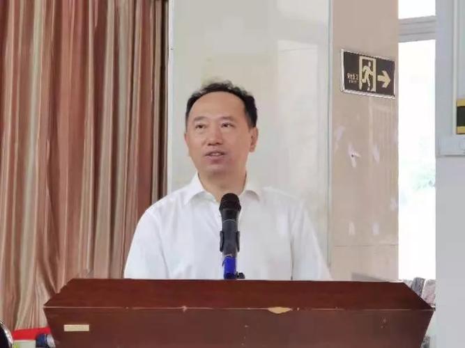 海南中学王宏校长在结业仪式上作重要讲话