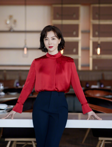 不愧是"瑜伽教练",陈数穿背心配露肩装,43岁状态不输少女