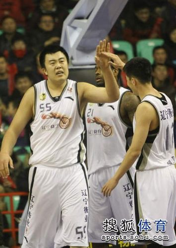 组图:辽宁李晓旭背身单打 韩德君庆祝2 1得手