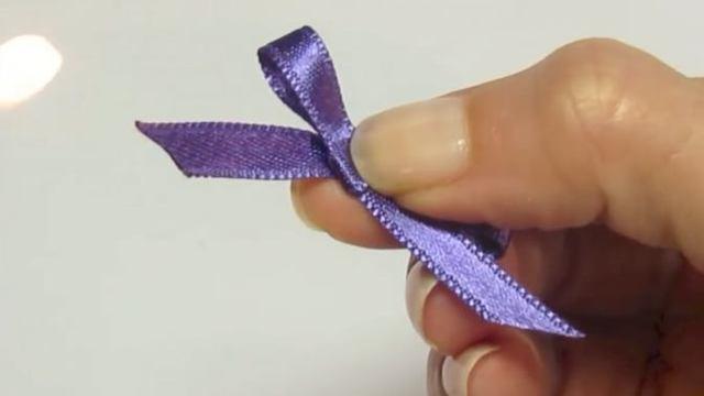 如何快速的做一个丝带蝴蝶结?这样的小技能掌握了还是有用的!