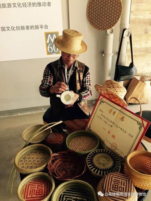 在李加云老师家里,桌子上摆放着十几个竹编观赏盘,有的中间还用染色