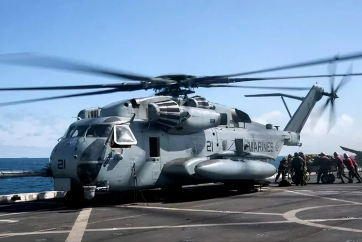 ch-53k"王种马"是一种大型货运直升机,旨在取代海军陆战队的ch-53e