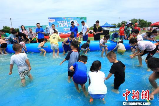 暑期家长带娃浑水摸鱼撒欢儿