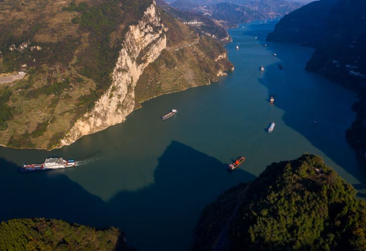 秭归初冬三峡碧水映苍山