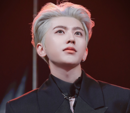 蔡徐坤银发太惊艳,举手投足尽显霸总气质,心跳加速止不住了!