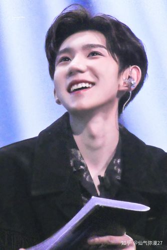 求王源笑的很开心的图片