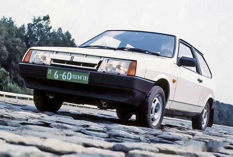 外形确实比之前中国进口的苏联轿车漂亮,但是和它的前辈有一个共同的