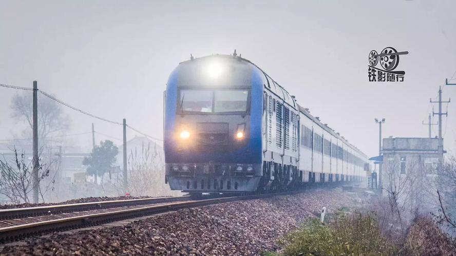 z51次列车驶过道口