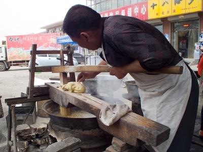 饸饹,也叫河漏,是将豌豆面莜麦面,荞麦面或其他杂豆面和软,用饸饹床
