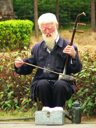 图1 老人拉二胡