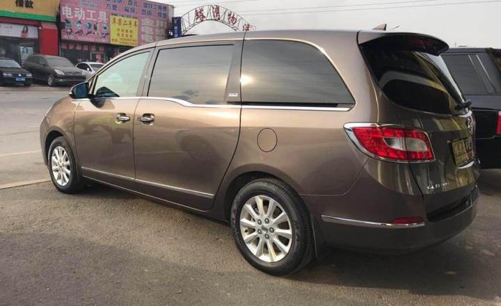 别克gl8 豪华商务车 3.0 gt 豪雅版香槟色自动档