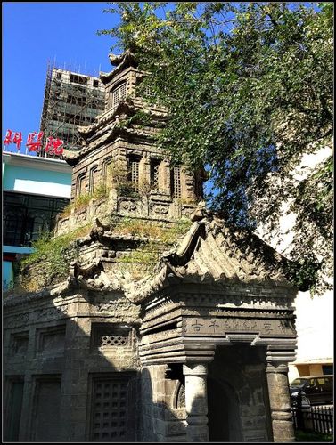 该墓塔为哈尔滨市唯一一座墓塔.属于中国传统建筑风格.