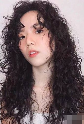 女生蓬松离子烫发型 如何卷发能炫出时髦风范