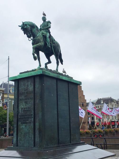 国会大厦前矗立着威廉二世的青铜雕像