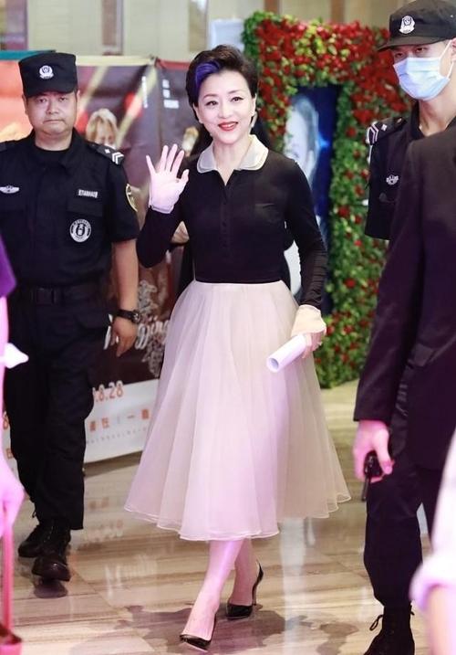 杨澜有半百的样子了,但穿衣挺有精英感,印花裙配西装优雅端庄