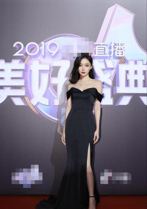 汪小敏有料还胆大!穿一字抹胸裙肩带都掉下来了,这才是"女人味