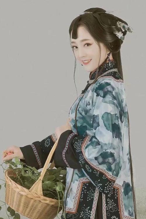 给大家欣赏一组超美丽,超静谧的中国古风美女图,可以