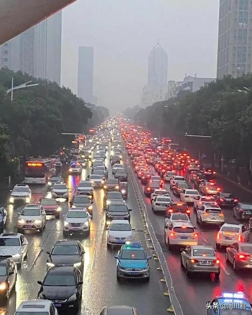 导致不少车主需要慢悠悠的在路上找车位,这就进一步加剧了交通拥堵3