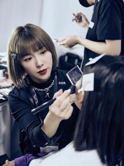 化妆师职场怎么穿搭_穿搭_工作_职场_化妆师_口红_每日穿搭_时尚_穿搭