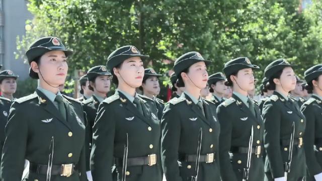 我国最美仪仗队女兵,曾是内衣模特,但因军人梦穿上军装