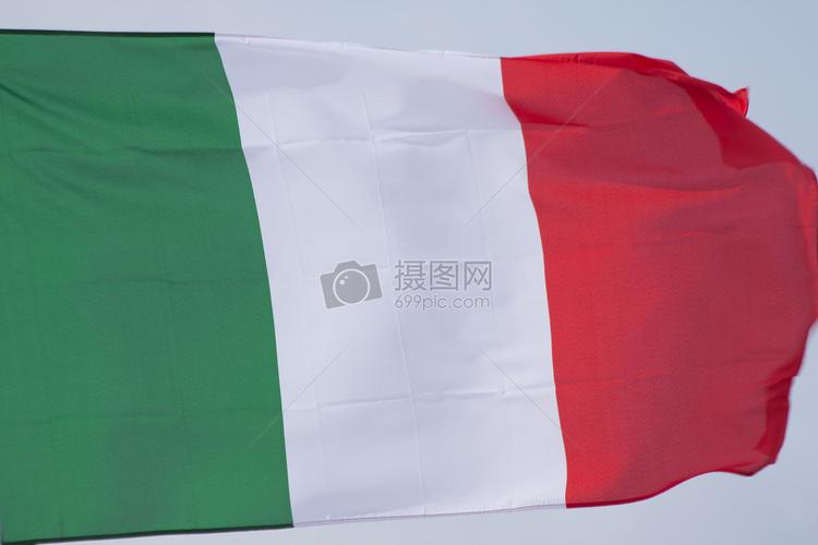 飘扬的绿白红国旗