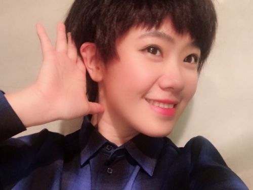 主持人康达正在直播