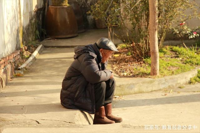看着老人孤独的背影,心里酸酸的感觉