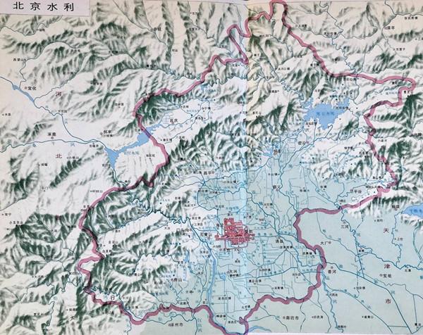 这是北京水系图,我们能看到看到北京是三面环山.