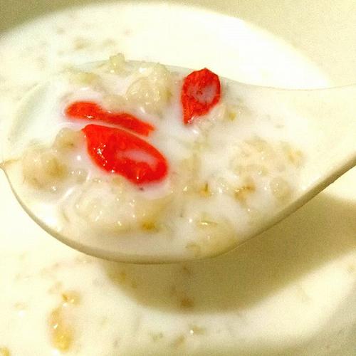 牛奶枸杞燕麦粥的做法