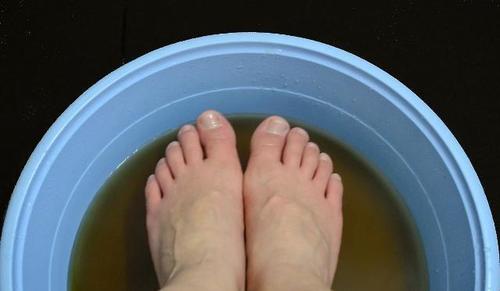男人每天用"艾叶"泡脚,半个月后,身体这3个小毛病"泡没了"