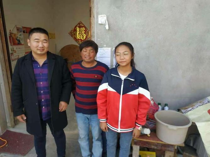 图为灵璧县王集中学校长田永恒到学生家里开展"一对一"辅导