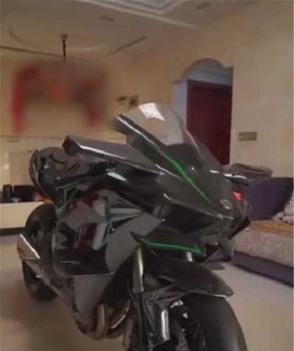 首台"从未通电"的川崎h2r,车子都没加过油,整车放客厅