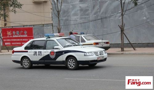 赶到的消防车和警车