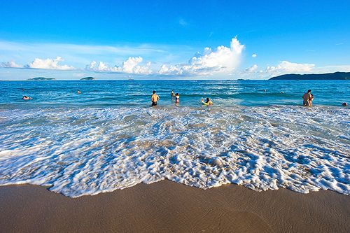 拥有纯净白色沙滩,清澈蔚蓝海水的亚龙湾海滩堪称中国的终极度假胜地