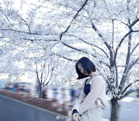 组图:体育学院校花能动能静 治愈系微笑温暖你的心房