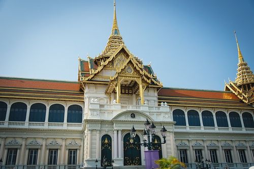 大皇宫门口,经常可以看到换防的皇家守卫.可以说是泰西合璧